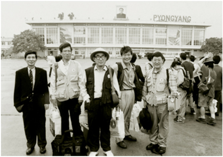 1998. at Sunan Airport in North Korea, with Kwn Yngbin, Yu Hongiun, Kim Chuyng