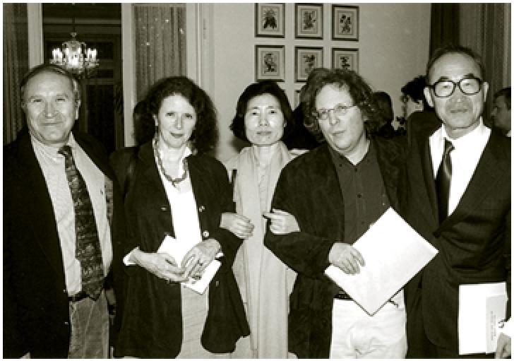 2002. 프라하 작가 축제에서 멕시코 시인 오메로 아리디스(당시 국제 펜클럽 회장)와 함께